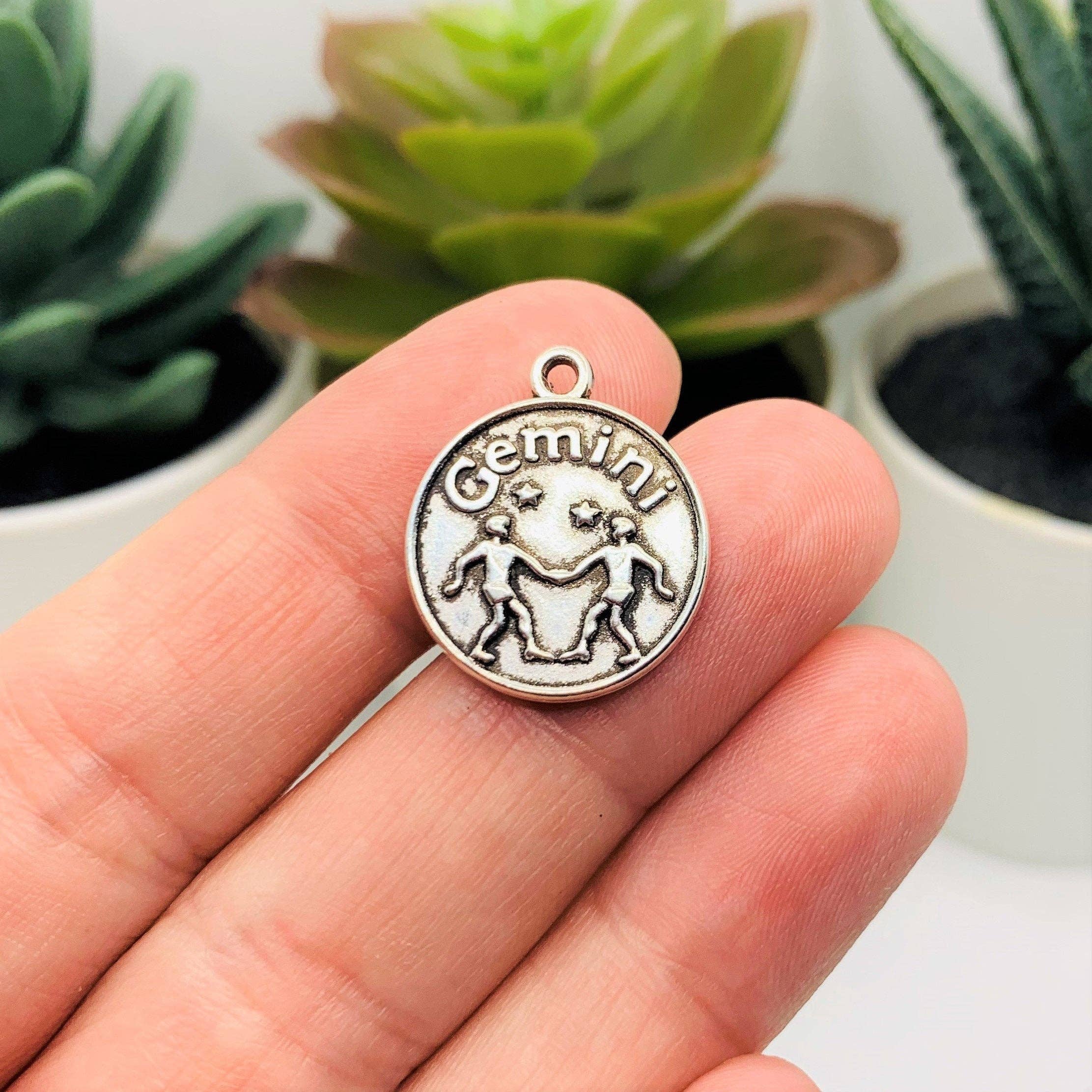 Guerrilla Charm - Vente Breloques/médailles personnalisées - Breloques de pièces du zodiaque/astrologie Gémeaux en argent, 17x20mm1