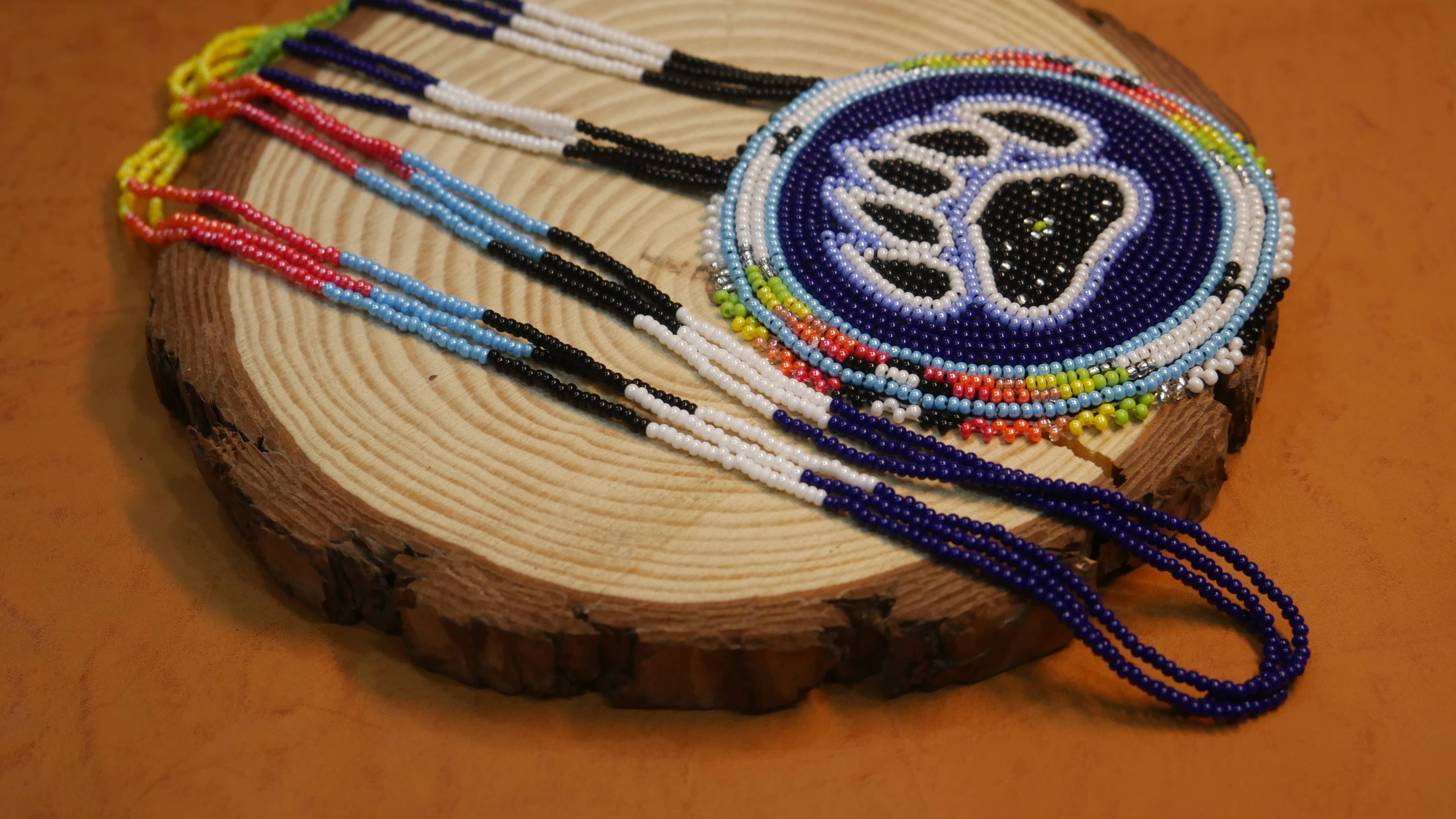 KANGURAH - Vente Colliers à pendentif - Collier médaillons patte d'ours bleu perlé amérindien1