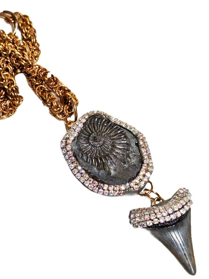 Pendentif gris en forme de dent de requin mégalodon et de fossile d'ammonite pour la vente par Gay Isber Designs