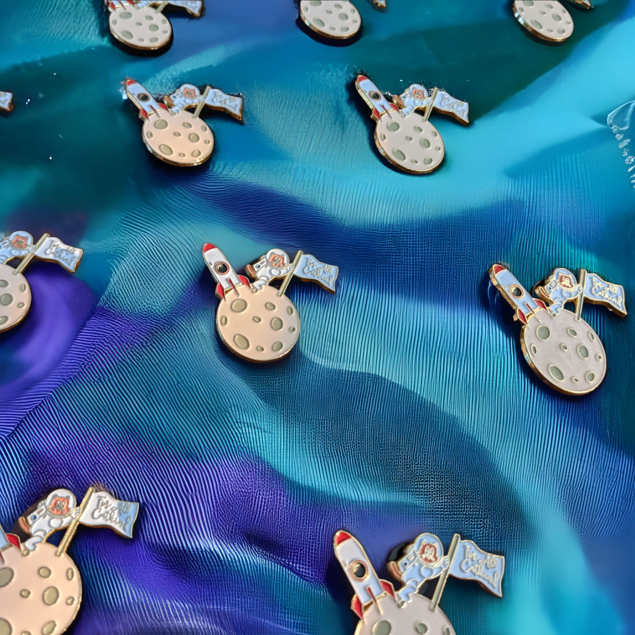 PINtelligentsia - Wholesale Reversspeld/knoop - Neil Armstrong emaille pin - „Neil Catstrong” gloeiende pin!7