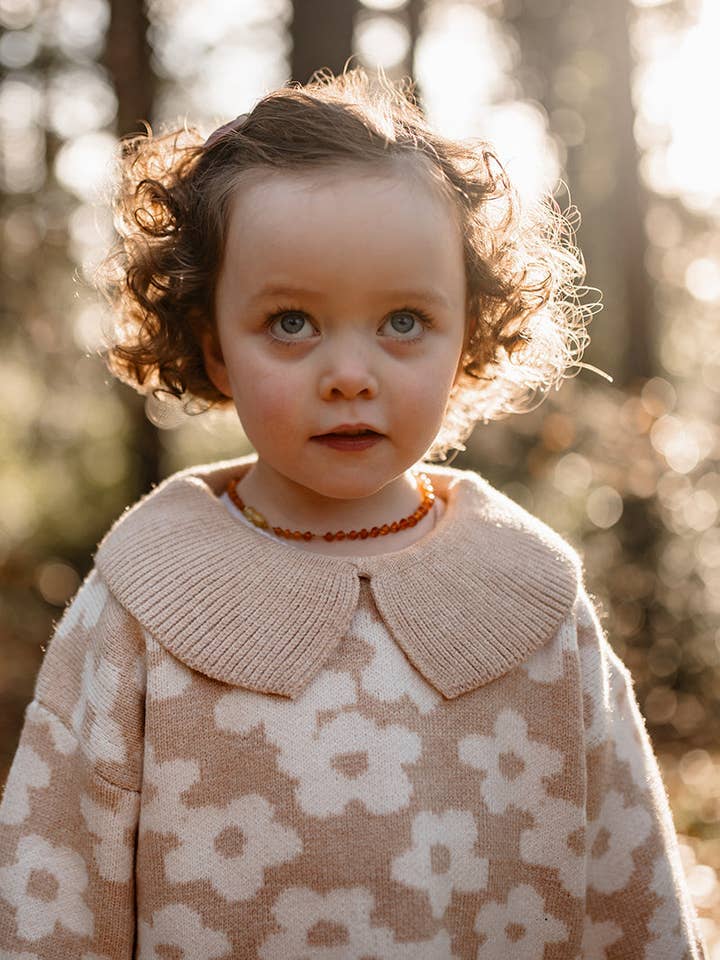 Naturlig blommig stickad tröja | Ribbad kragedetaljer | Super mjuk bambu | för wholesale av Poet & Deer