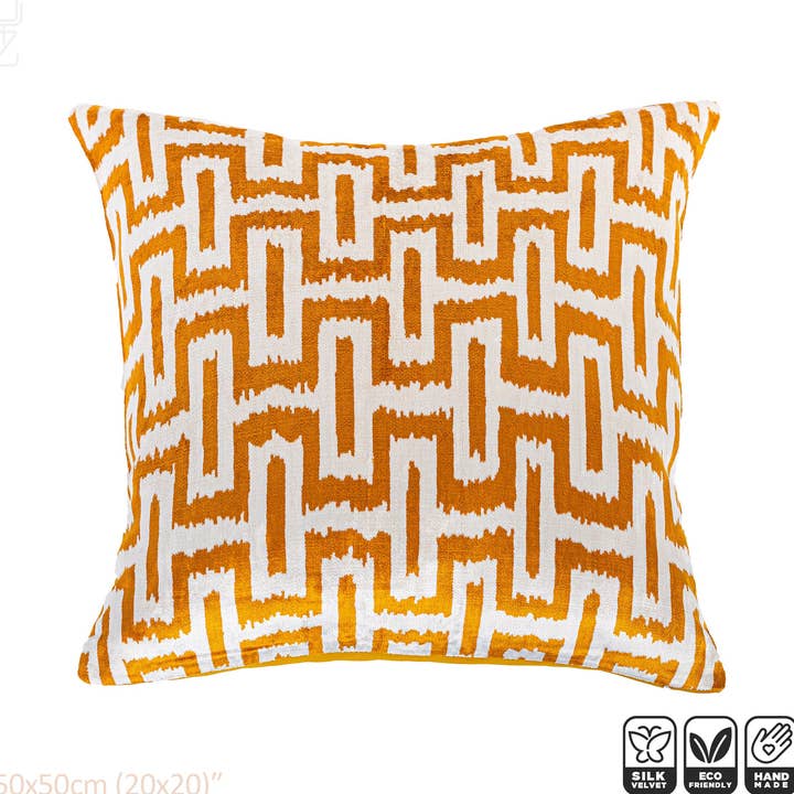 Housse de coussin en velours de soie à motif géométrique ikat orange pour la vente par OyzShop