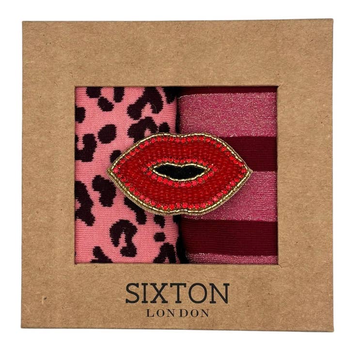 Duo de boîtes de chaussettes Pink Leopard & Red Berlin avec épingle Red Lips pour la vente par Sixton London