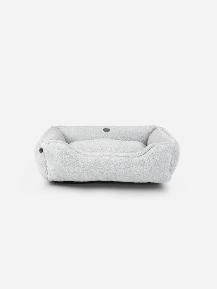 Lit pour chien en peluche gris pour la vente par Chester & Lee