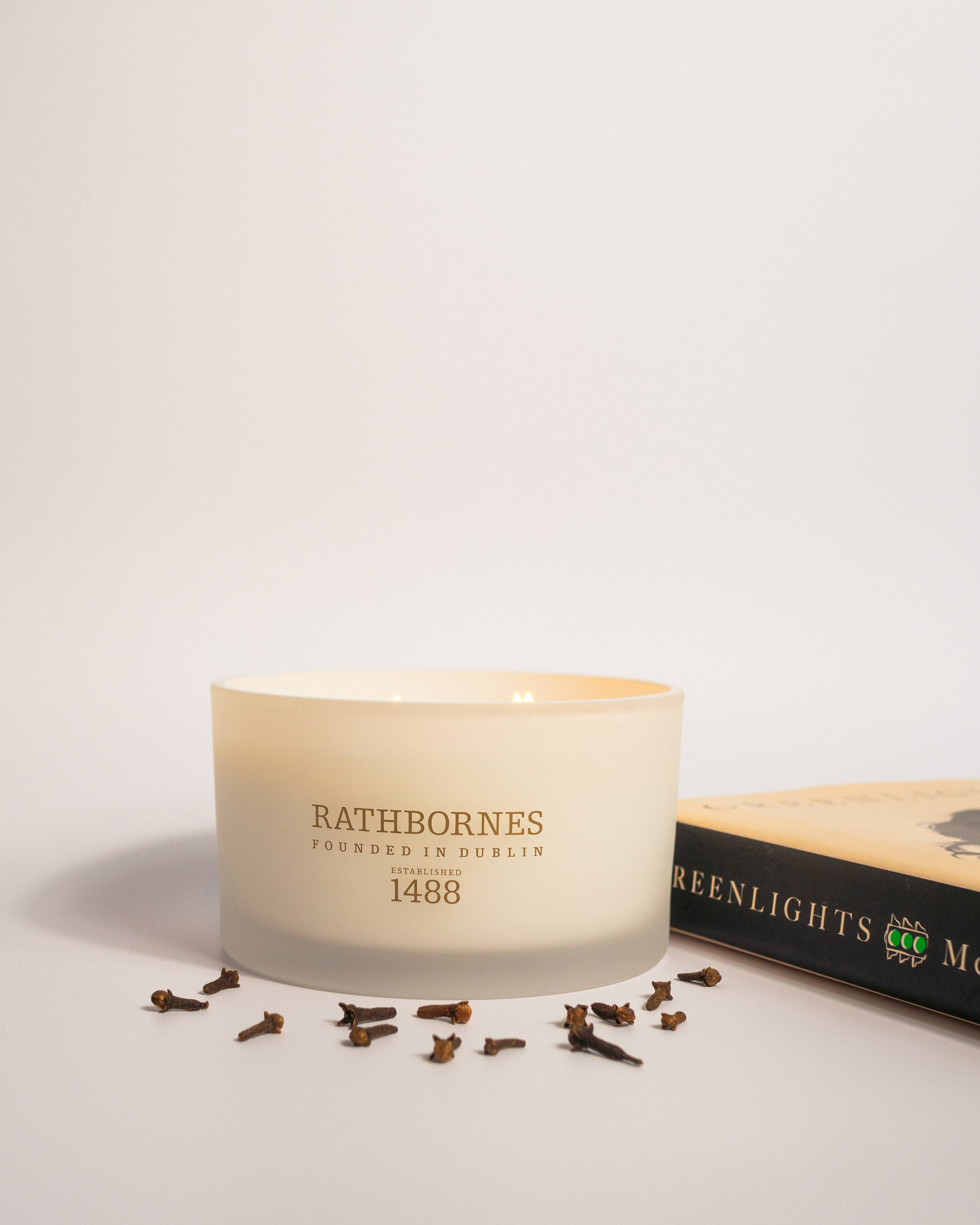 Rathbornes 1488 – wholesale Burkljus – Luksusdoftljus med ceder, kryddnejlika och amber (kryddigt/träigt)4