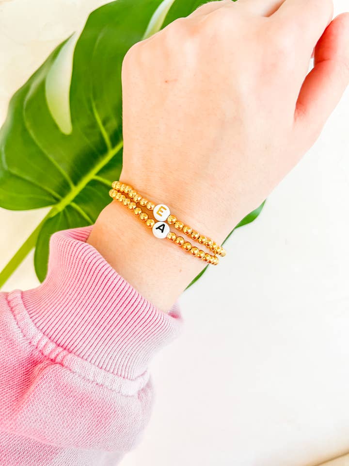 Bracelet à perles initiales remplies d'or avec perle ronde pour la vente par Emily Anne Co