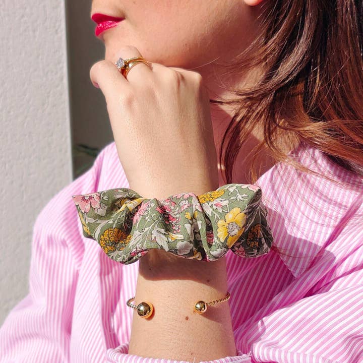 CHOUCHOU CAMELIA / polyester imprimé fleurs vert et rose pour la vente par Laure Derrey