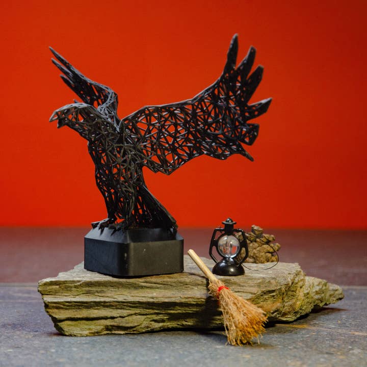 Sculpture de corbeau mystique – design complexe en grille filaire avec ailes déployées pour une décoration intérieure envoûtante pour la vente par 3DOfficeAT