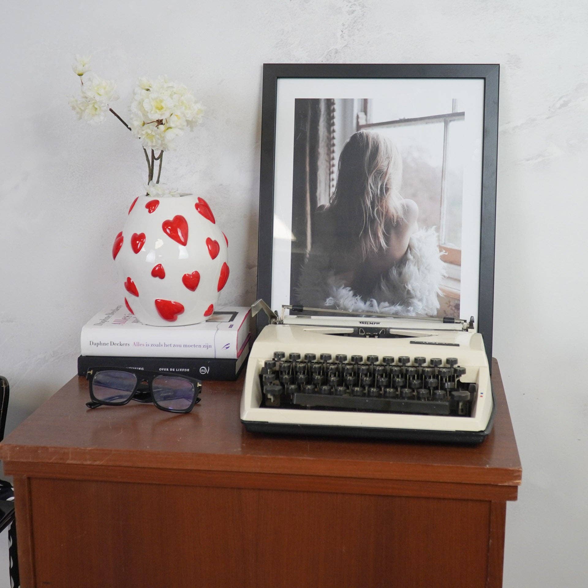 Housevitamin bv - Wholesale Vase - Vase - Flower Vase Hearts -White/Red - 16x16x17,5cm1