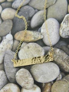 Halsband med hamrad stav i guldplätering för wholesale av Sosie Designs