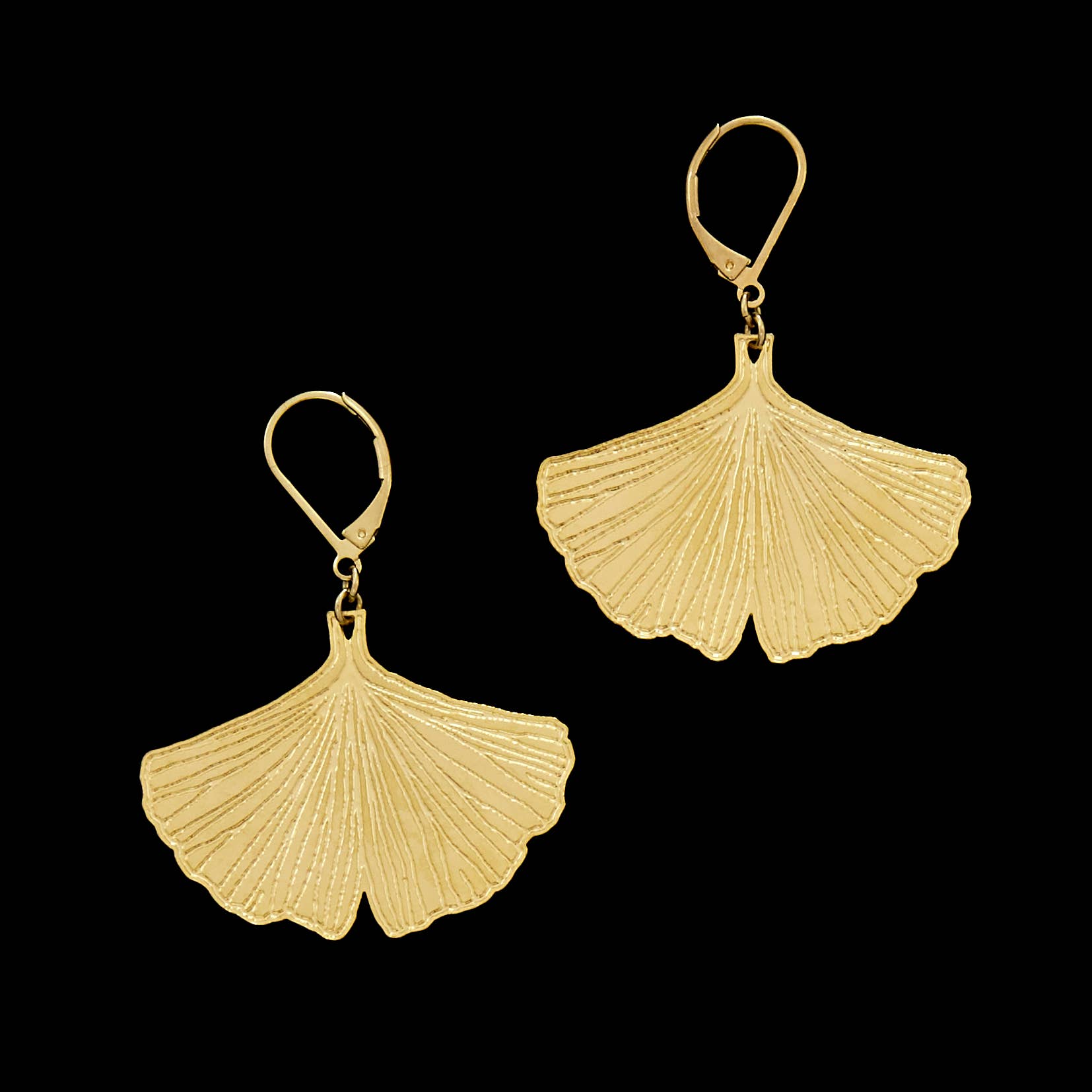 ATELIER AMELIE BLAISE - Wholesale Hangende/ronde oorbellen - GINKGO oorbellen met gouden afwerking