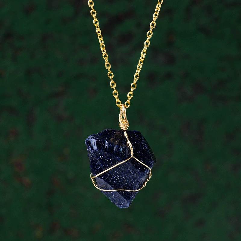 Moon Rituals - Vente Colliers à pendentif - Collier en Cristal Brut avec Chaîne en Or – Choisissez Votre Pierre : Quartz Clair, Améthyste, Quartz Rose, Aigue-Marine & Cadeau de Cristal de Noël9