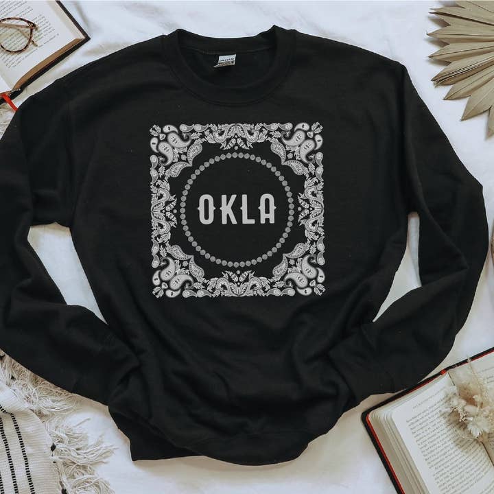 Sweatshirt Okla noir à motif cachemire pour la vente par Eye Candy Clothing Co.