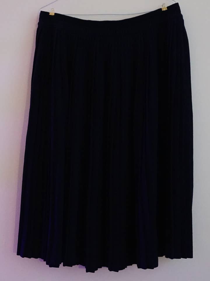 Vintage 80s Navy pleated skirt for wholesale by Charlotte Vinsen