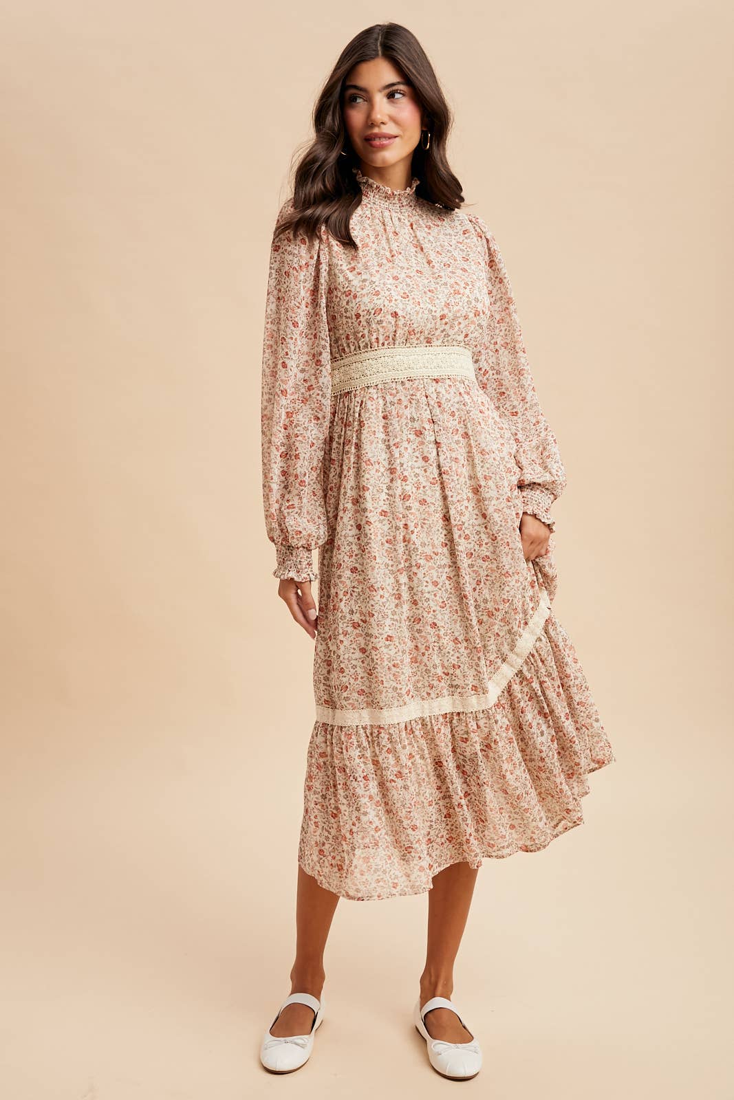 In Loom - Vente Robe – femme - ROBE MIDI À COL MONTANT SMOCKÉE AVEC FLEURS ET DENTELLE4