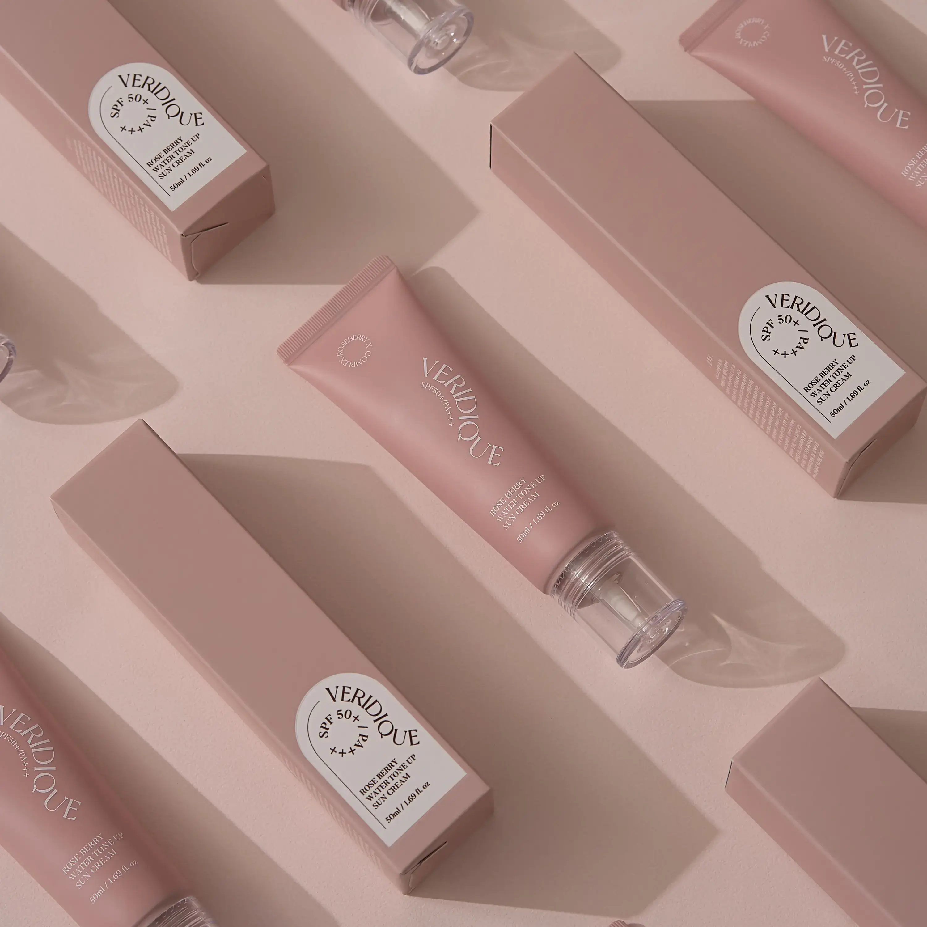 CELEMENT /IN YOUR GLOW - Vendita all'ingrosso Creme solari - CELEMENT /IN YOUR GLOW Crema Solare Vegan Leggera con Effetto Tone Up SPF50+ PA++++5