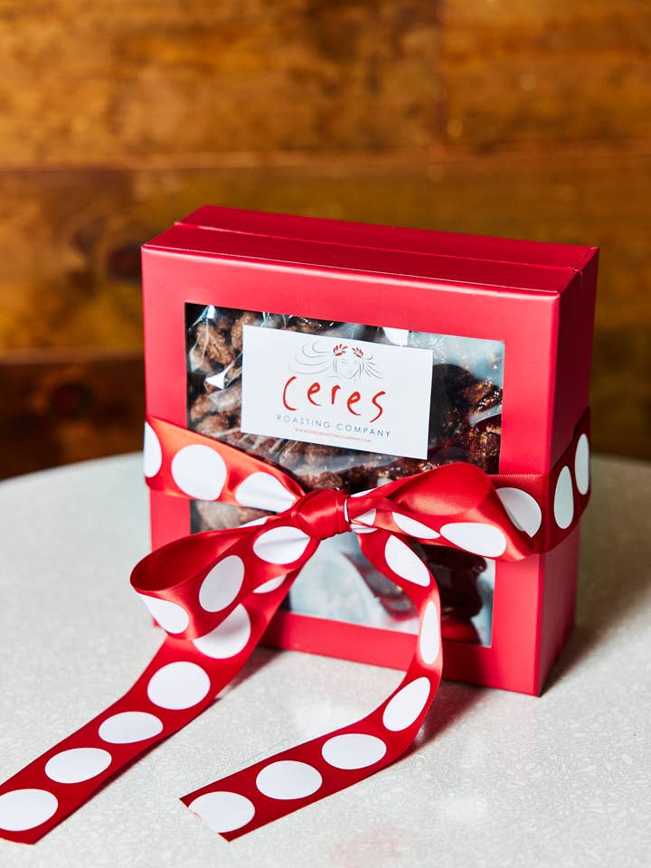 Coffret cadeau de 2 livres de noix mélangées au romarin et à la sauge pour la vente par Ceres Roasting Company