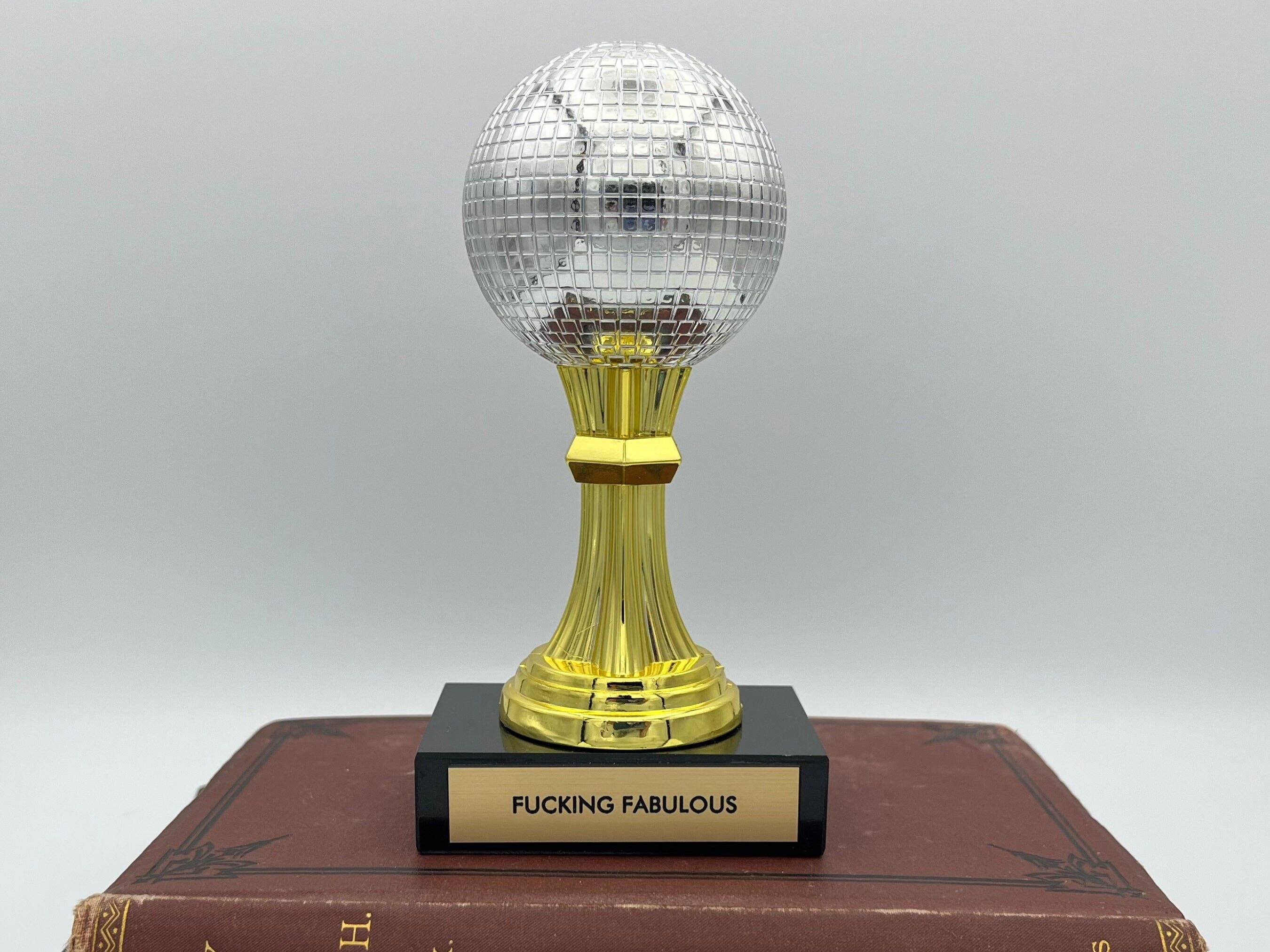Dash of Sass Studio - Vente Décorations de table - Trophée Fucking Fabulous2