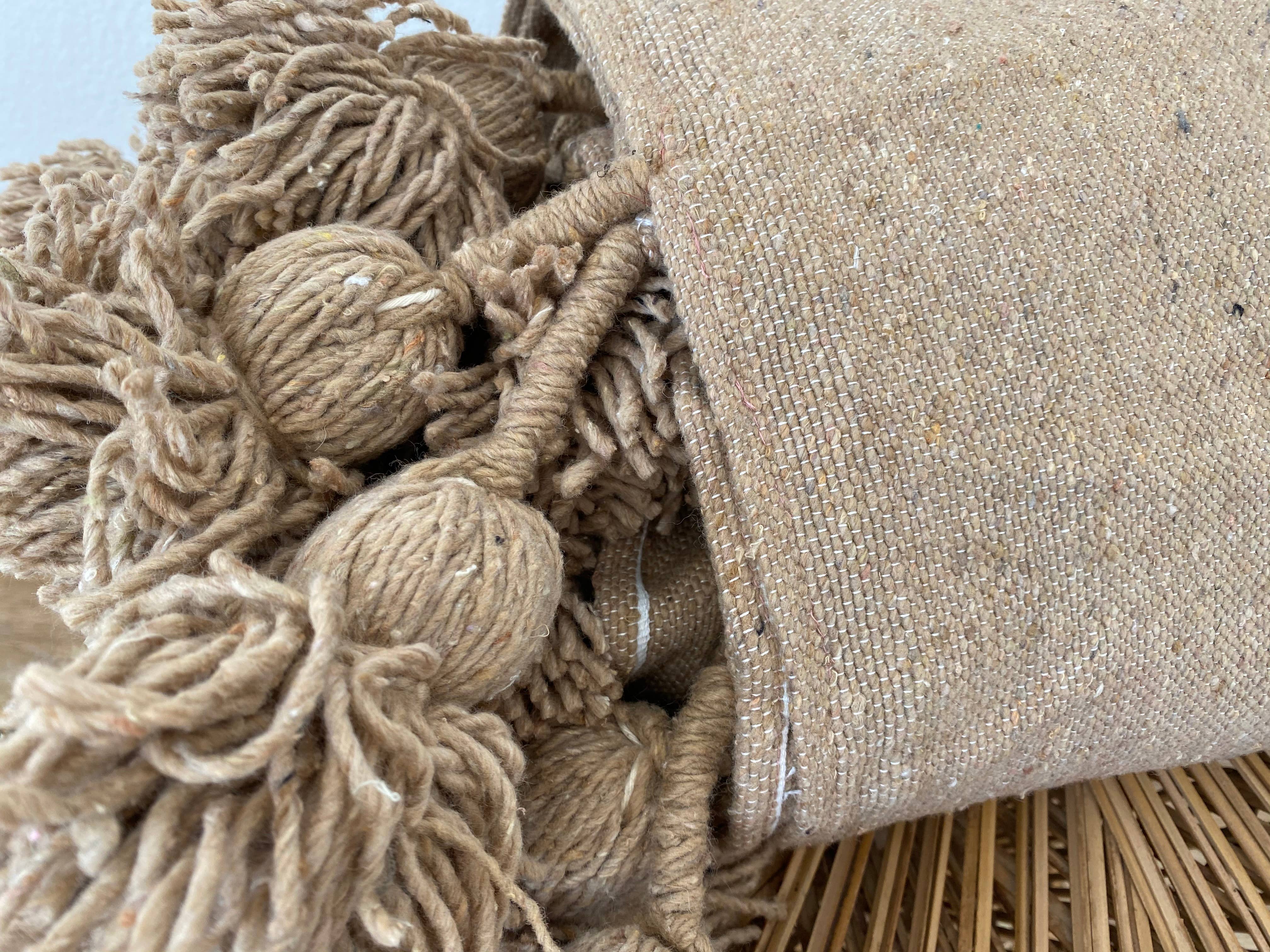 Eclectic Collective - Venta al por mayor Mantas de sofá - Manta de pompón en color marrón3