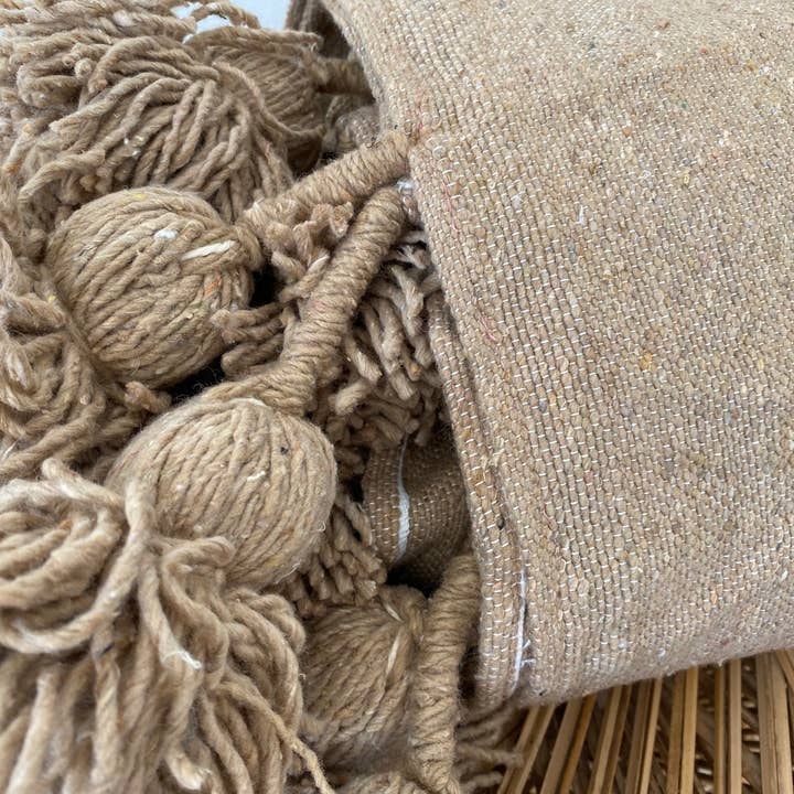 Eclectic Collective - Venta al por mayor Mantas de sofá - Manta de pompón en color marrón3