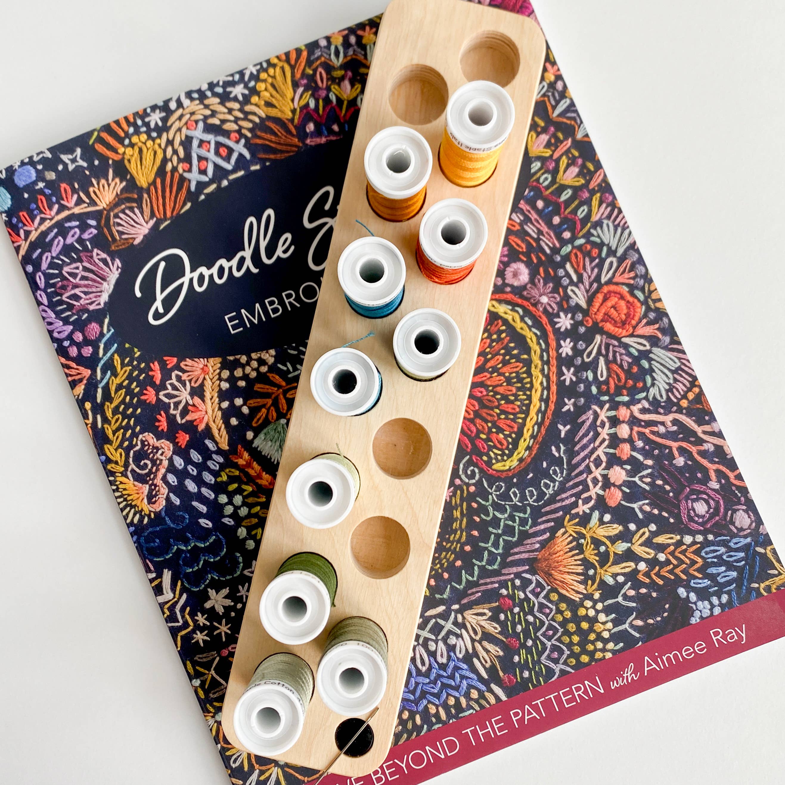 Modern Hoopla – Großhandel Kreuzstich-/Stickzubehör – Holzständer für Sulky Petites Kunststoff-Garnspulen6