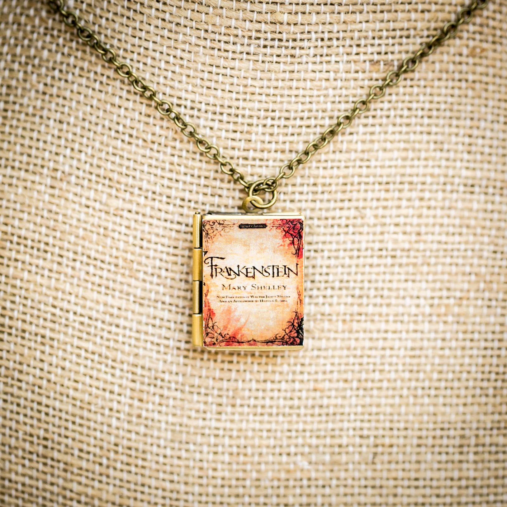 Adorned by Aisha - Vendita all'ingrosso Collane con medaglione - Collana con ciondolo libro stile Jane Eyre19