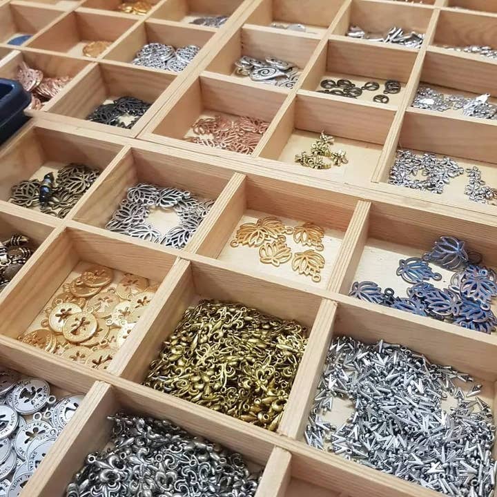 Anísch de la Cara – Pulseira com pendente por atacado – Dove of Peace - pulseira de seda amarelo-caramelo em tecido sari3