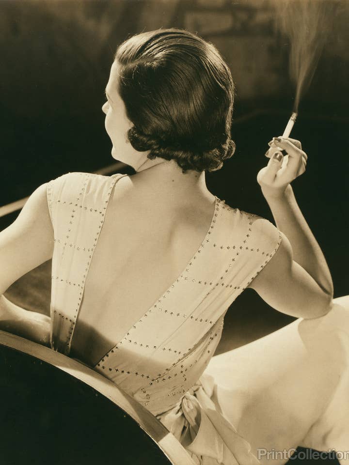 Donna con sigaretta per la vendita all'ingrosso da parte di Print Collection