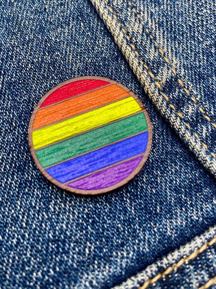 Anstecknadel aus Holz - Pride für den Großhandel von The Red Swan Shop