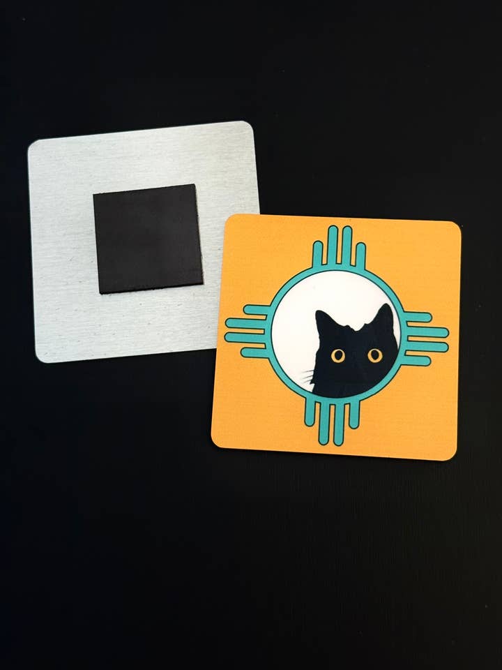 Bubo i en Zia Magnet (Blå på Gul) for engroshandel hos Mobius Theory