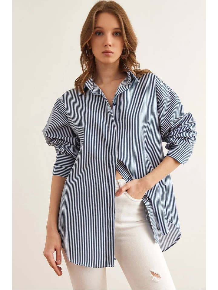 Hoxton Gal – wholesale Buttoned-down shirt – Women's – Oversized Poplin Shirt with Hidden Placket6
