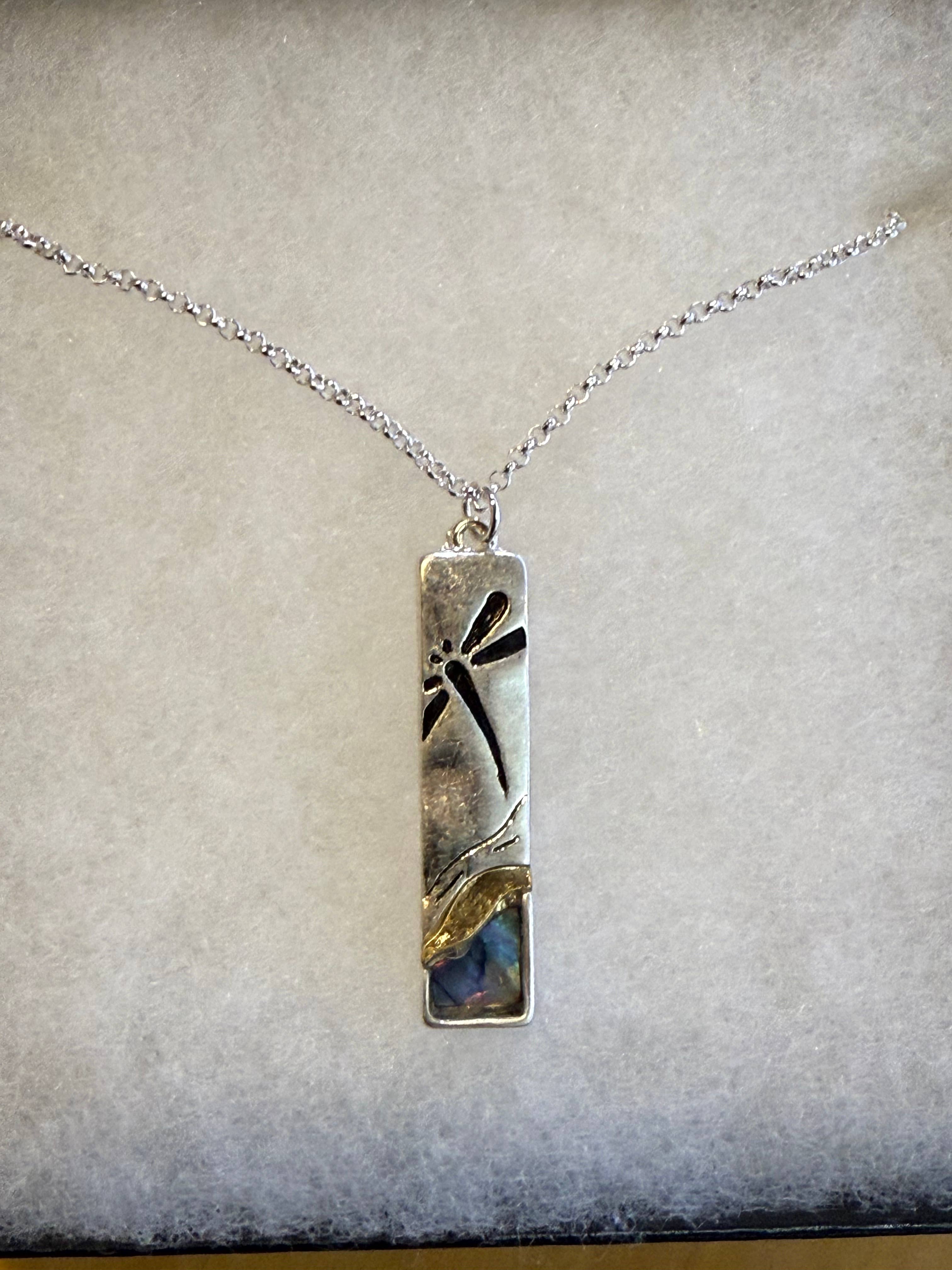 0011 PREMIERE - Vente Colliers à pendentif - FR4768 Collier à pendentif rectangulaire en forme de libellule tricolore ormeau2