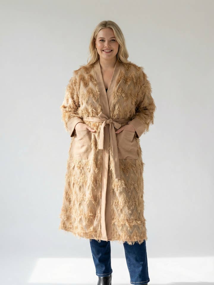 Goldene Strickjacke in Übergröße mit Struktur (C6639) für den Großhandel von Pomme Rouge Paris