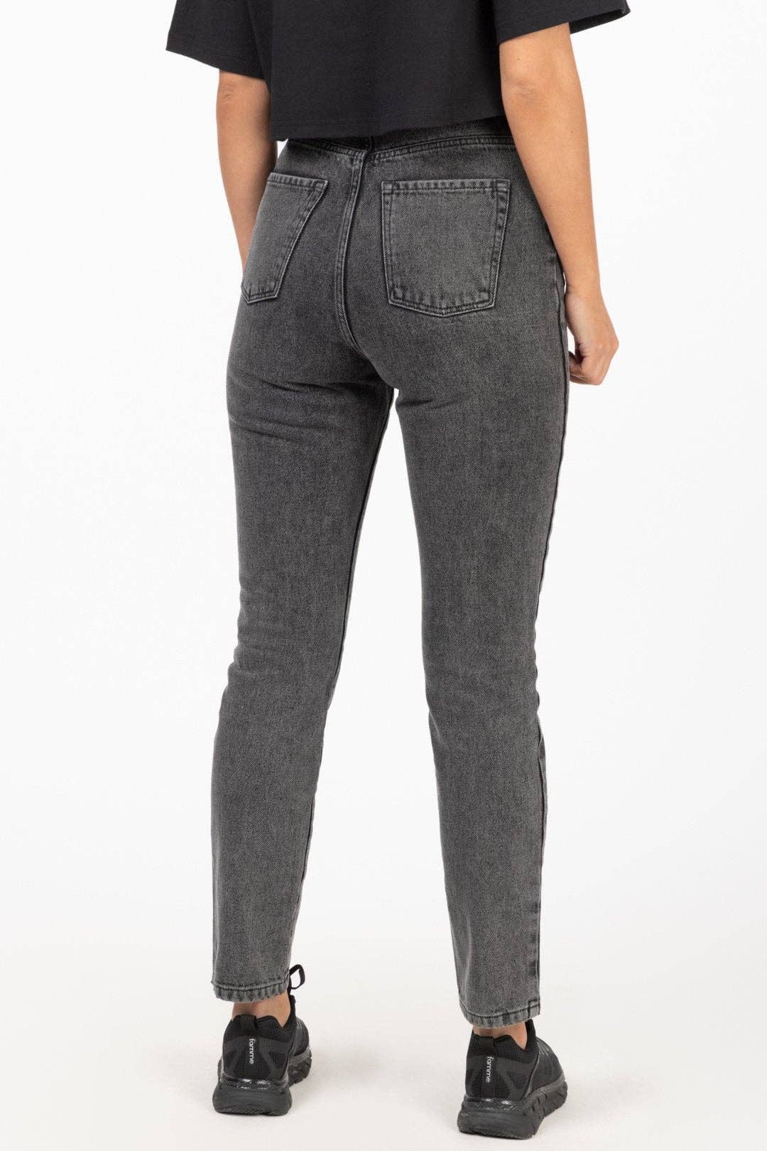 Famme – Engroshandel Jeans - Dame – Højttaljede mom-jeans med lige ben til kvinder1