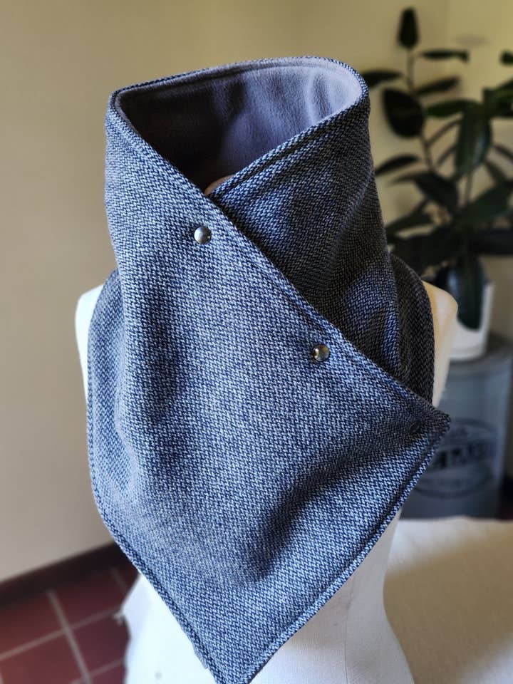 Col roulé à pression de luxe - Coupe ajustée en sergé marine pour la vente par Grandma Skills