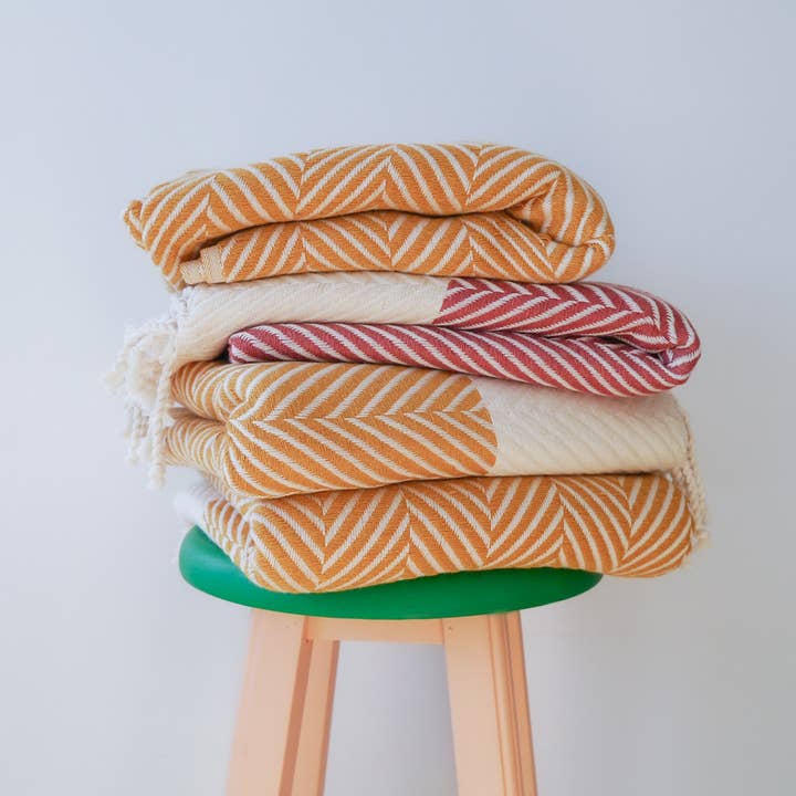 Bettdecke aus natürlicher Baumwolle mit Chevronmuster — Mustard für den Großhandel von Living Roots