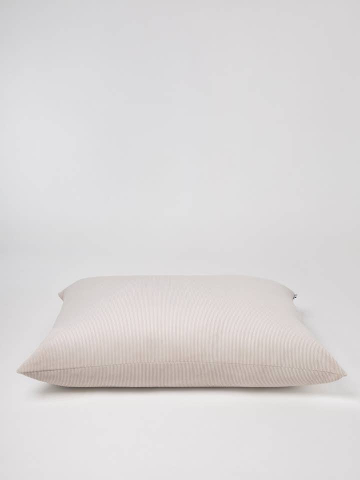 Lit pour chien Oslo en tissu côtelé tendance pour la vente par THE HAPPY NEST