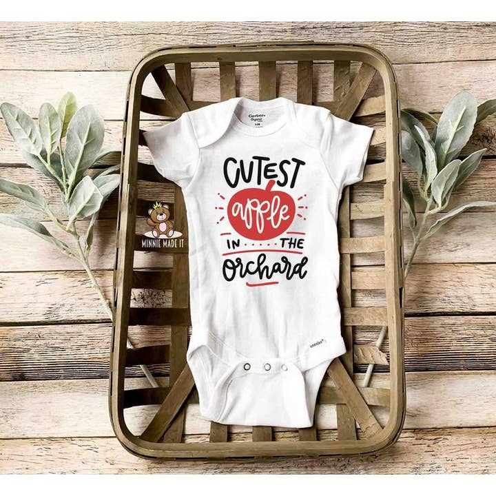 Mignon Pomme Dans Le Verger Baby Onesie pour la vente par Minnie Made It