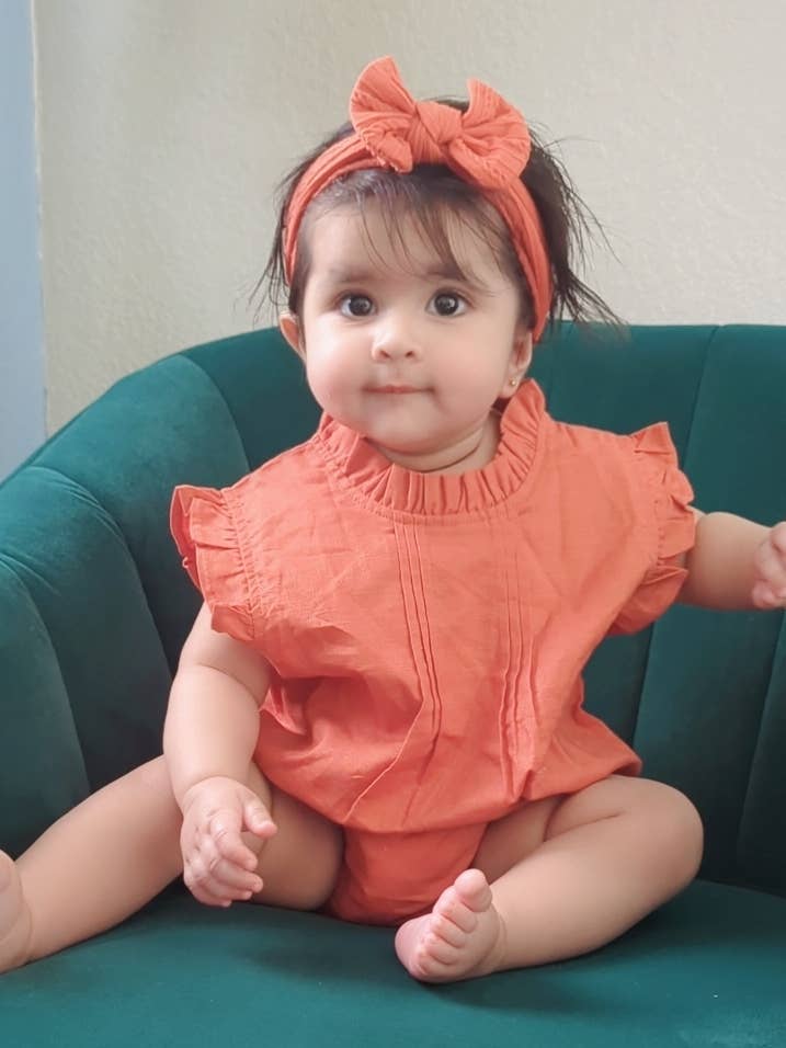 El mono de lino orgánico mezcla Daphne-Coral para venta al por mayor de Mimi & Me