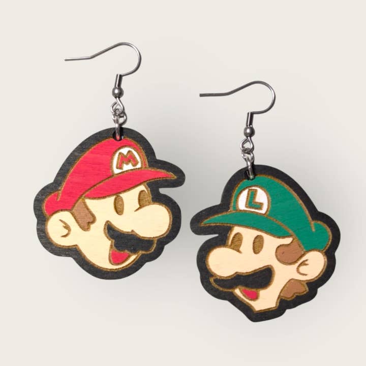 Boucles d'oreilles pendantes en bois peintes à la main Mario et Luigi pour la vente par Moon Child Trinkets