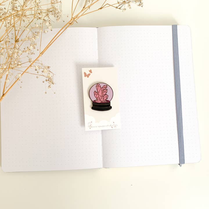 Pin de esmalte Crystal Globe para venta al por mayor de Annie's paper studio