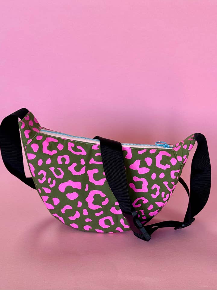 Sac bandoulière en toile cirée imprimée à la main avec léopard rose sur fond vert pour la vente par Yolla.studio