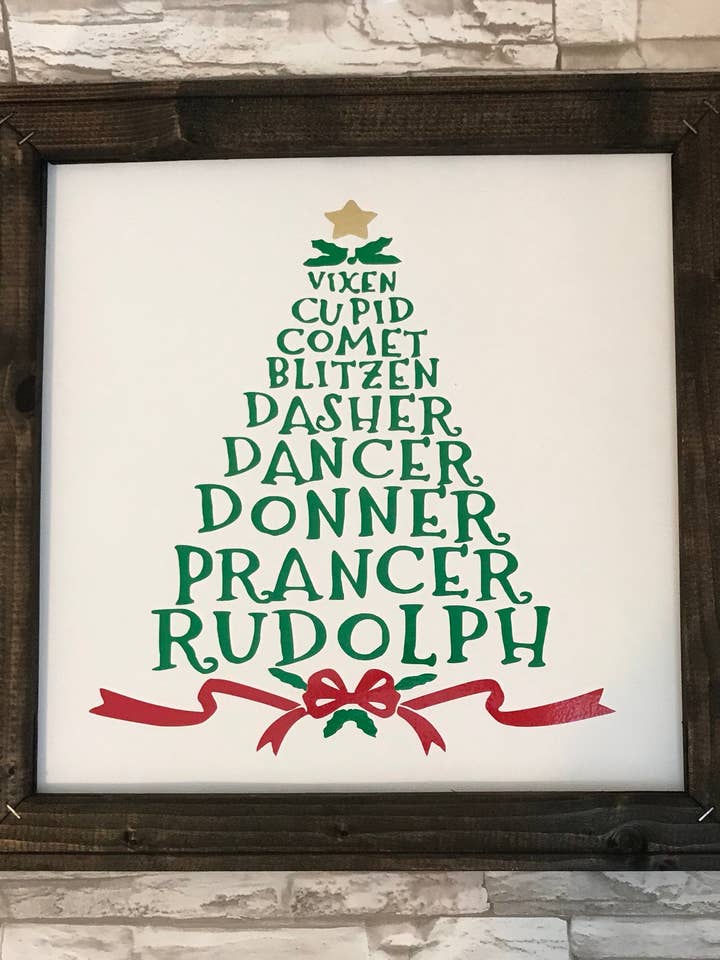 Rensdyr Navn Juletræ Indrammet lærred Farmhouse Decor for engroshandel hos Works of Panglossian