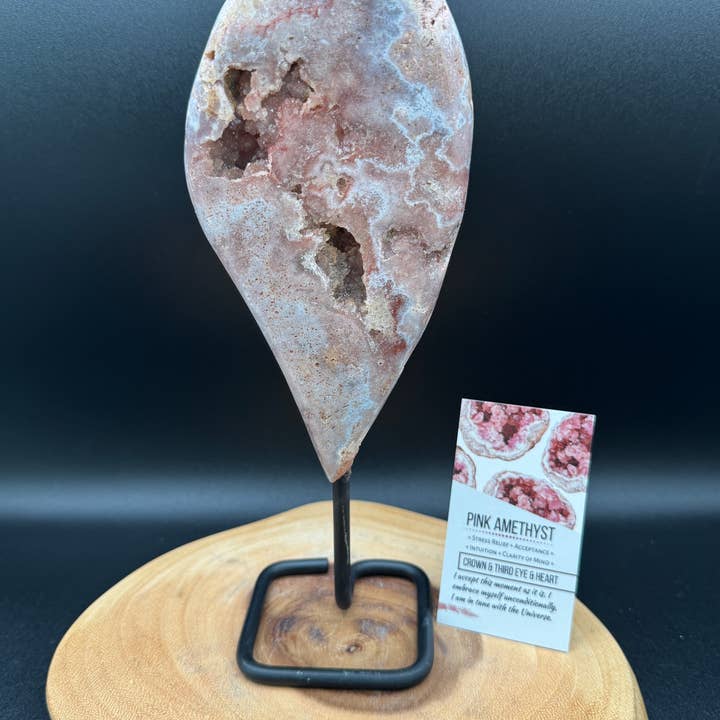 Améthyste rose en forme libre du Brésil avec carte d'information H211 pour la vente par The 7 Directions