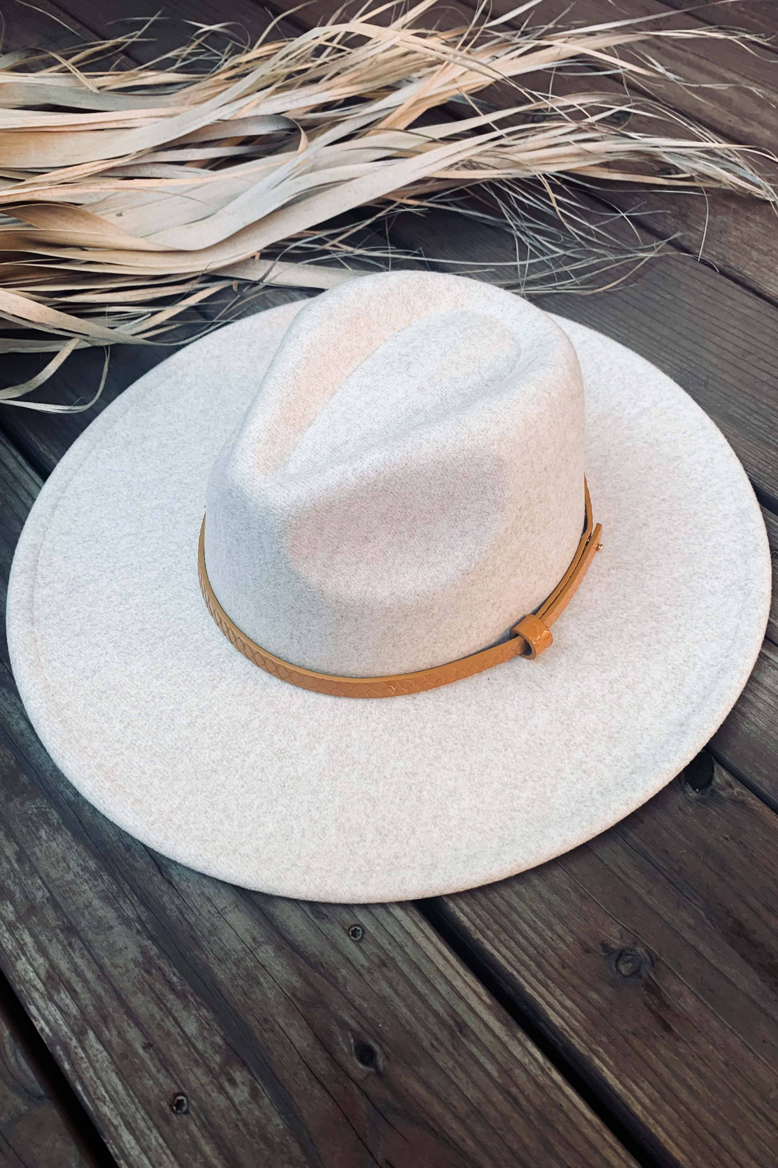 Havermout Fedora-hoed van havermoutvilt met rand van imitatieleer voor groothandel op Faire3