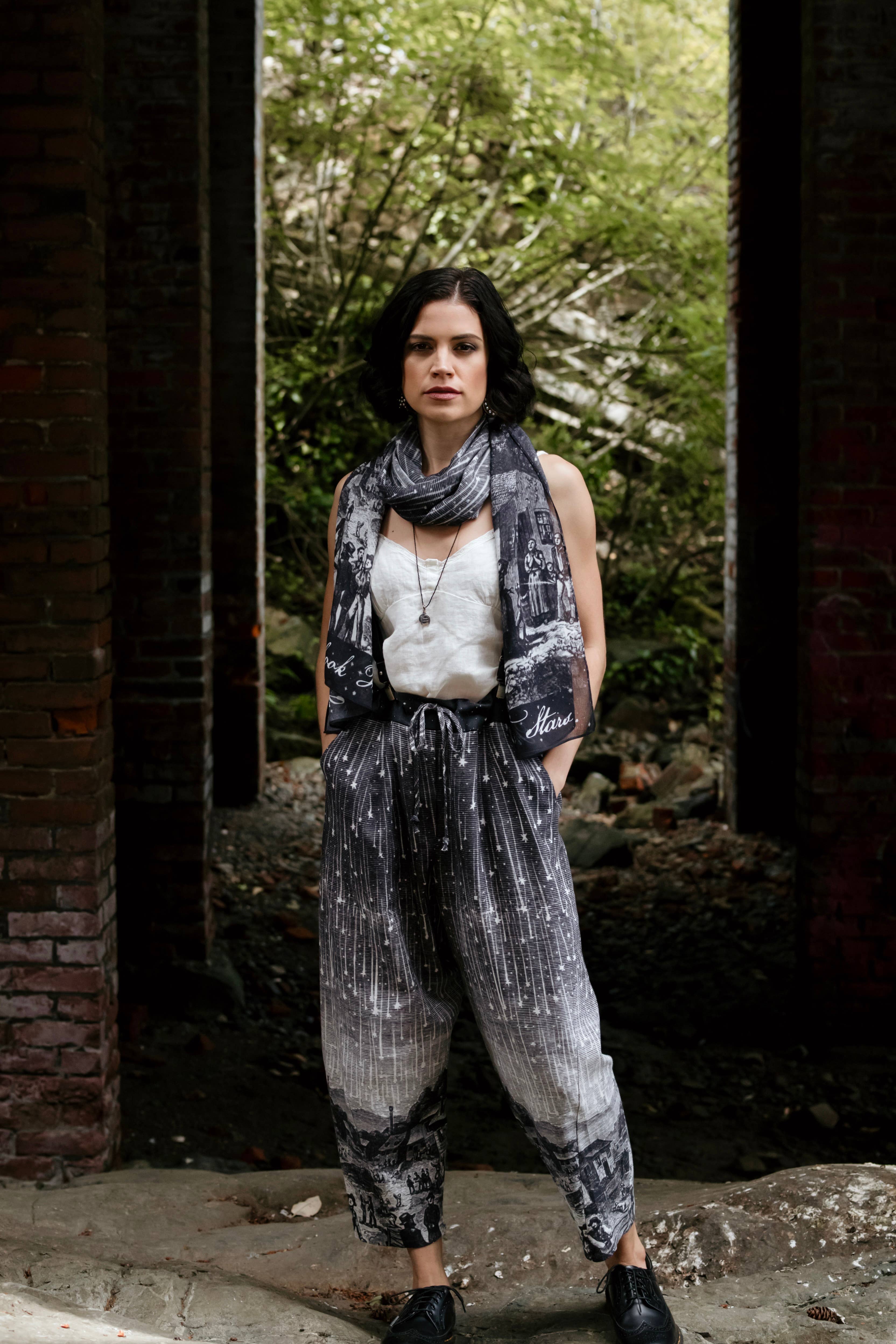 Market of Stars (USA) – Calças - Mulher por atacado – Calças Artista Curtas de Linho Stargazer com Estampa de Estrelas Cadentes8