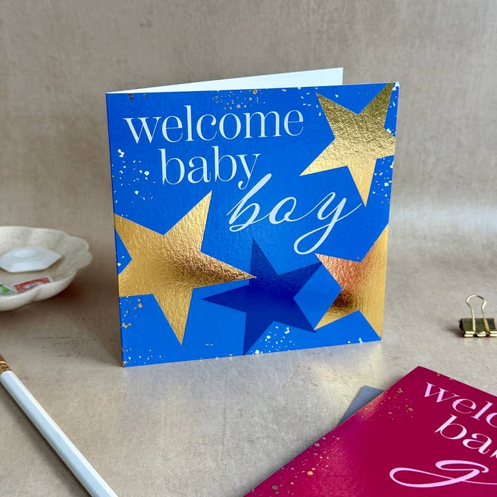 Carte de vœux dorée - Bienvenue Bébé Garçon - Fabriquée au Royaume-Uni pour la vente par Rainee Collections