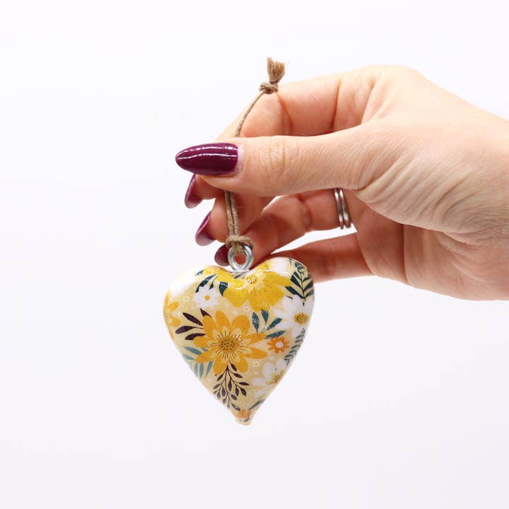 AW Artisan – Großhandel Dekofigur – Große Holzherzen: Blumen in Gelb