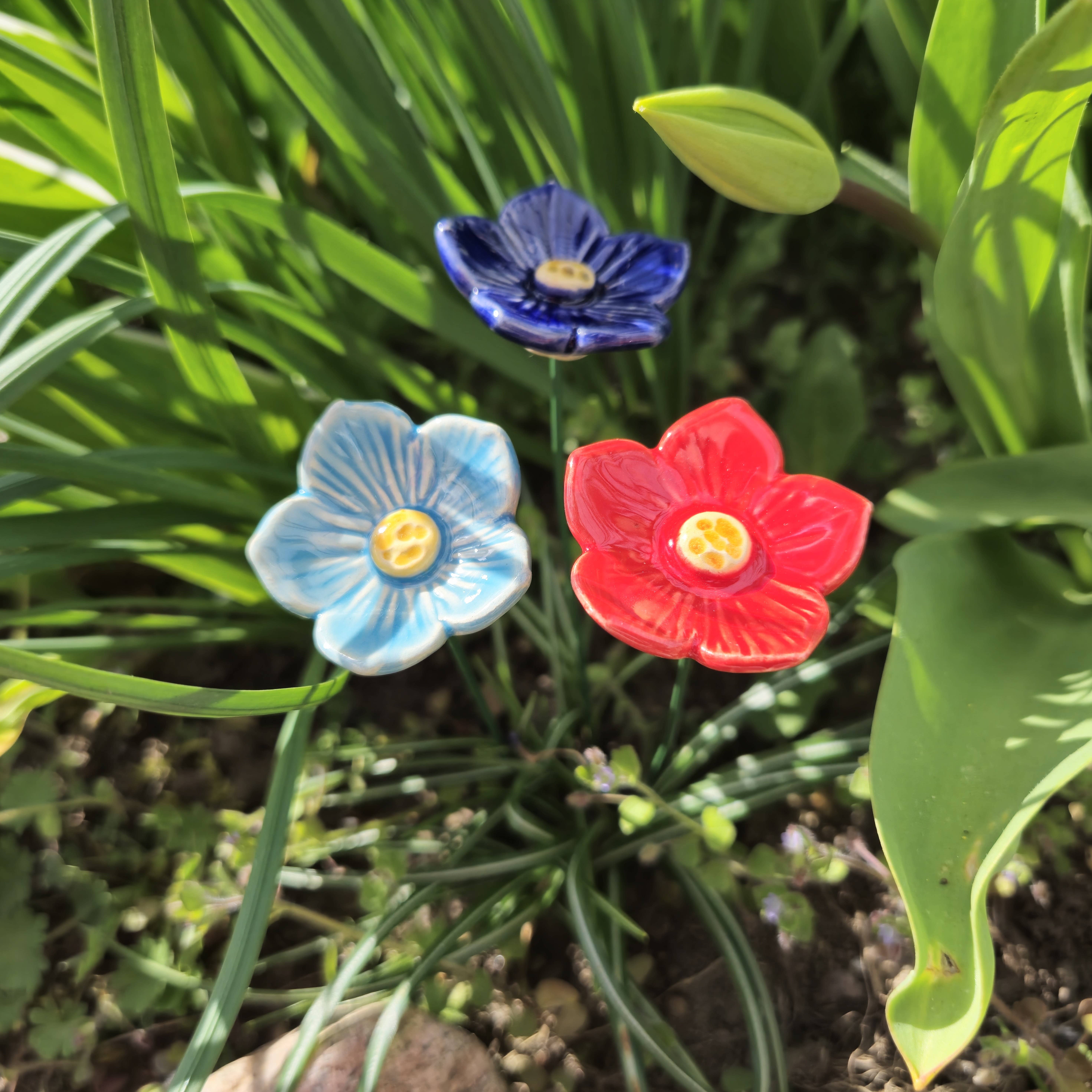 Pannonhem AB. – wholesale Garden/lawn stake – Ceramic Petunia,Plant stake, Petunia on stem
11