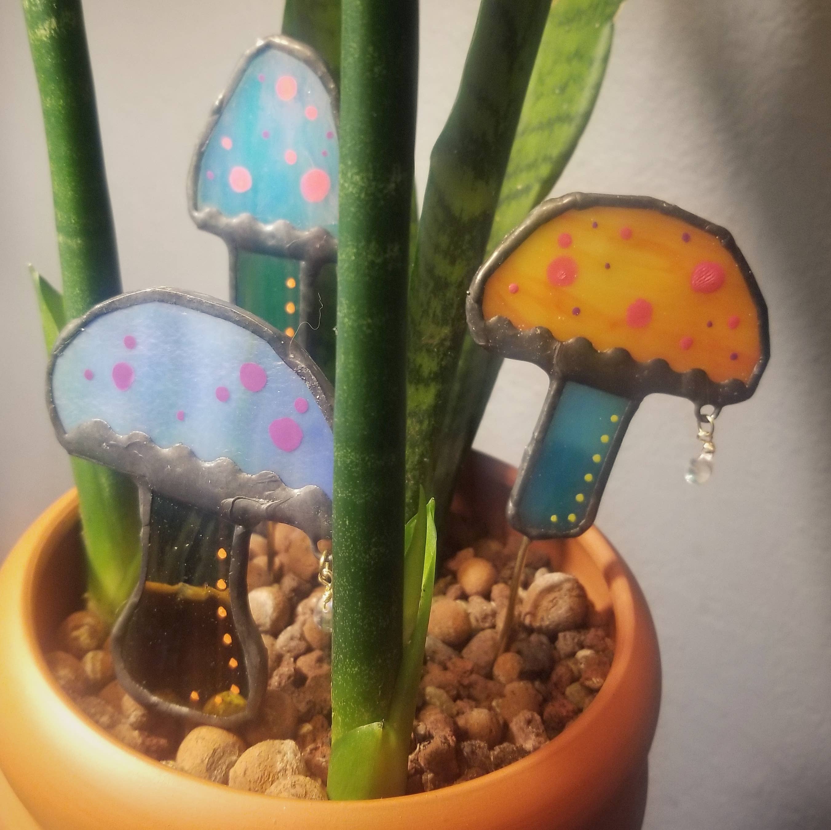 Lost & Found Design – Estaca de jardim/relva por atacado – Vitral - Cogumelos brilhantes 2 estacas de plantas1